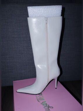 White Knee-High Stiletto Boot with Side Zip size 7